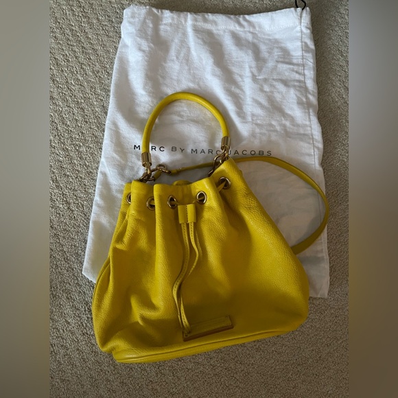 Marc by Marc Jacobs 2 way drawstring leather bag in yellow colour - Picture 3 of 10